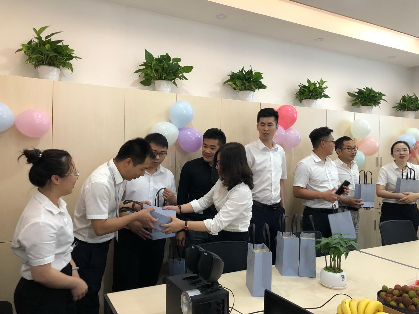 3.1送礼品.jpg